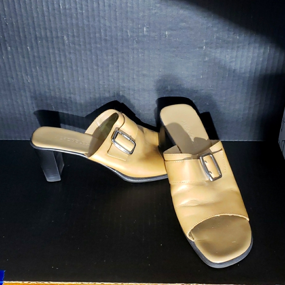 Aerosoles Women's Cream Heeled Sandals. Sized 9.5.